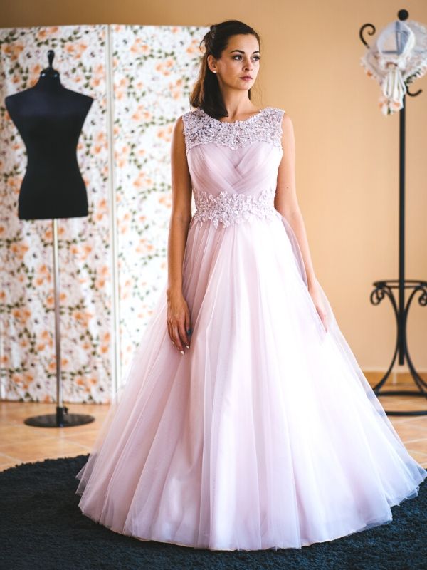 Alkalmi és szalagavatós ruhák a kaposvári Mátka Esküvői Ruhaszalonban (20)