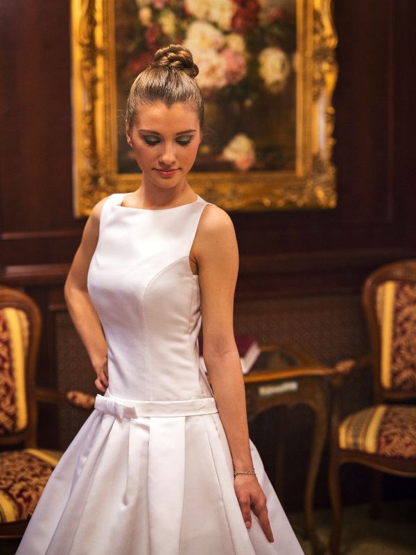 Elöl magasan záródó menyasszonyi ruhák a kaposvári Mátka Esküvői Ruhaszalonnál (6)