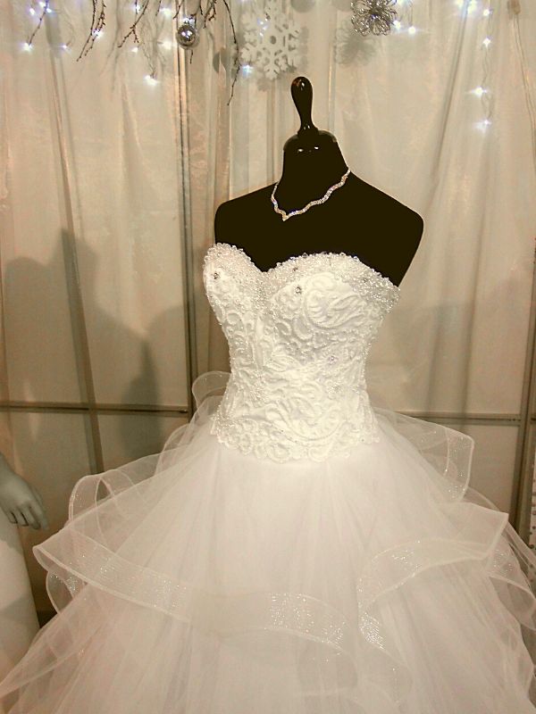 Pántnélküli menyasszonyi ruhák a kaposvári Mátka Esküvői Ruhaszalonnál (13)