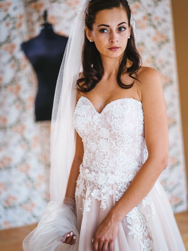 Pántnélküli menyasszonyi ruhák a kaposvári Mátka Esküvői Ruhaszalonnál (4)
