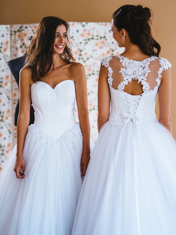 Érdekes hűtmegoldású menyasszonyi ruhák a kaposvári Mátka Esküvői Ruhaszalonnál (20)