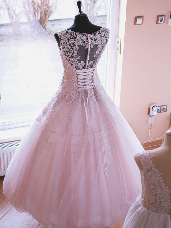 Érdekes hűtmegoldású menyasszonyi ruhák a kaposvári Mátka Esküvői Ruhaszalonnál (21)