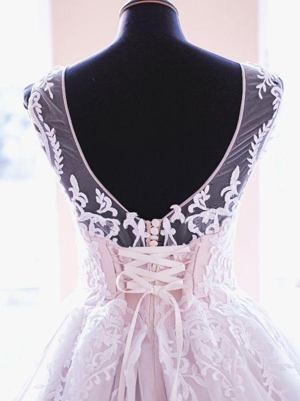 Érdekes hűtmegoldású menyasszonyi ruhák a kaposvári Mátka Esküvői Ruhaszalonnál (3)