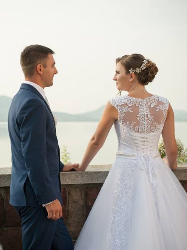 Érdekes hűtmegoldású menyasszonyi ruhák a kaposvári Mátka Esküvői Ruhaszalonnál (6)
